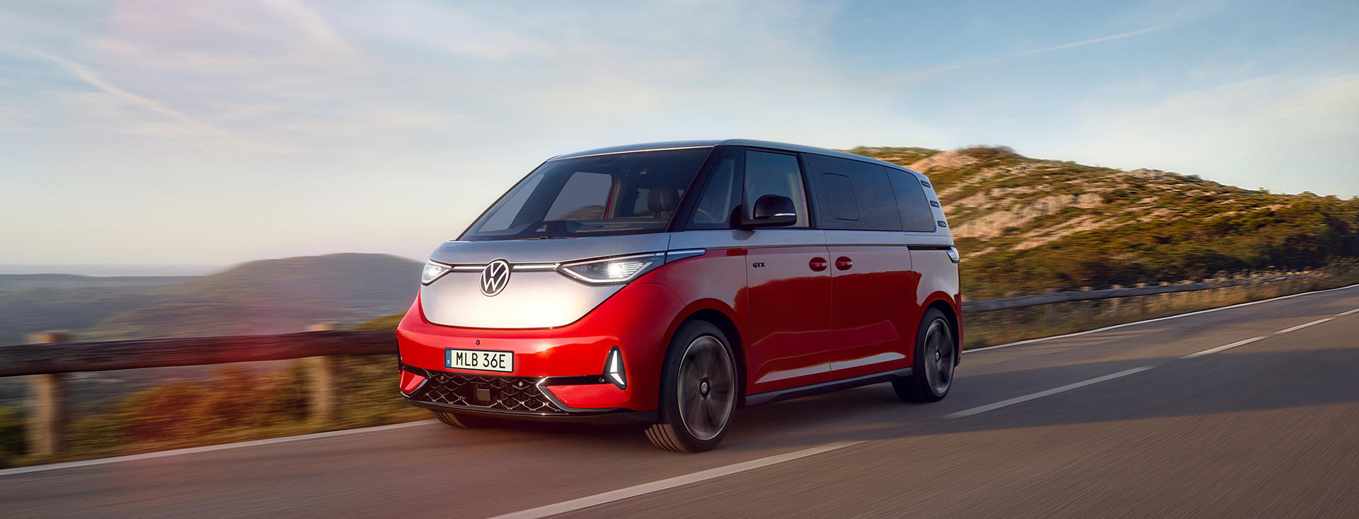 Vit-röd ID. Buzz GTXkör fort på solig landsväg