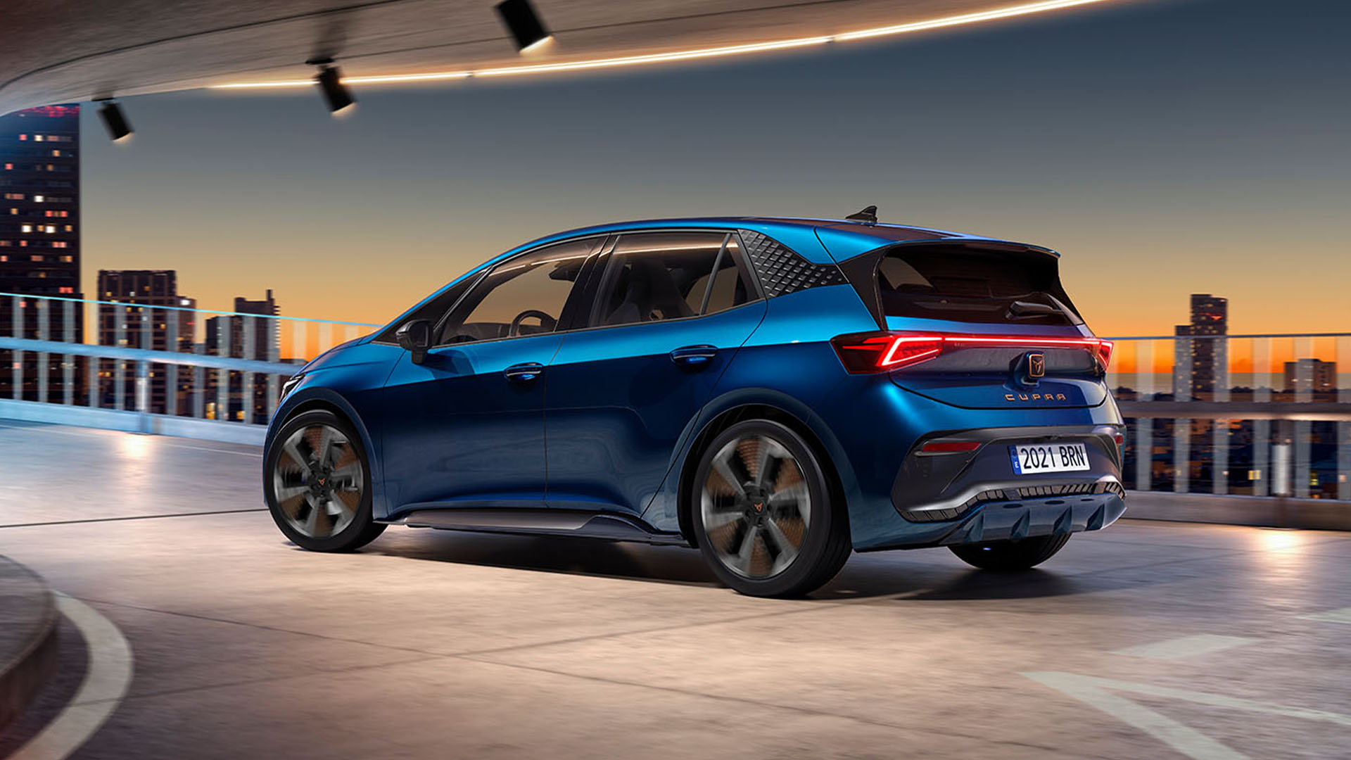 Blåmetallic CUPRA born sedd snett bakifrån